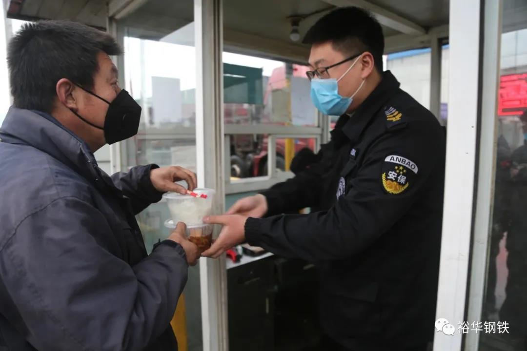 免费午餐暖人心 众志成城抗疫情